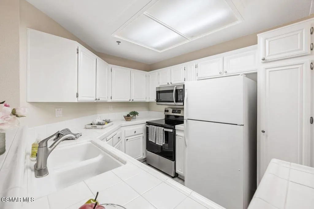 697 Sutton Crest Trail 302, Oak Park, California 91377 home-pic-14
