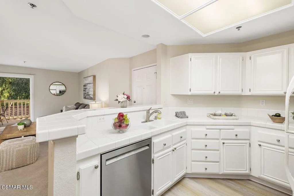 697 Sutton Crest Trail 302, Oak Park, California 91377 home-pic-12