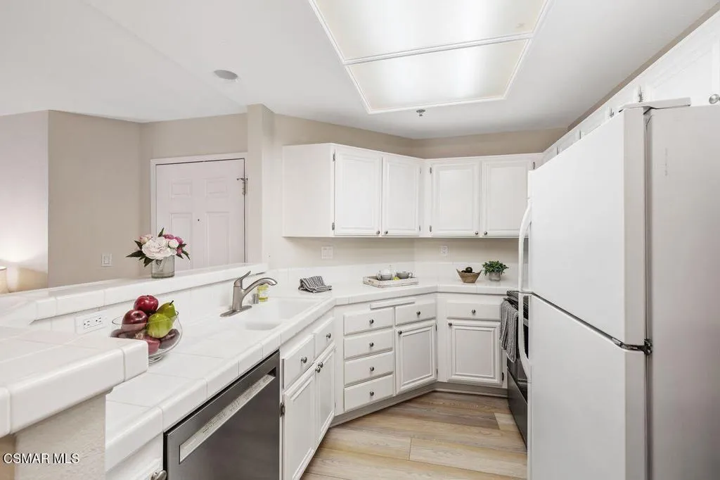 697 Sutton Crest Trail 302, Oak Park, California 91377 home-pic-15