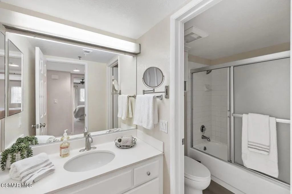 697 Sutton Crest Trail 302, Oak Park, California 91377 home-pic-25