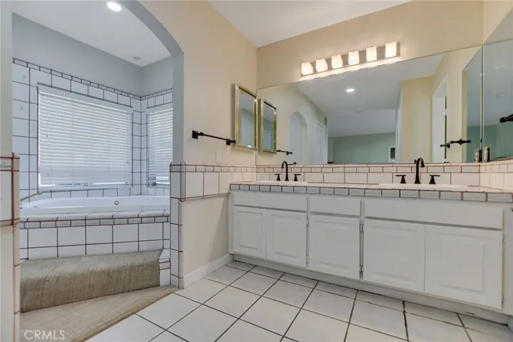Primary bathroom w/ large jacuzzi like bathtub