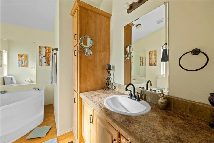 Master bath with tub