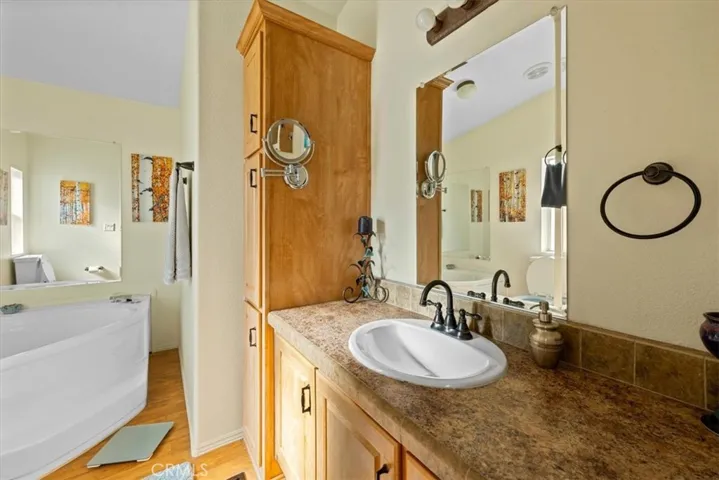 Master bath with tub