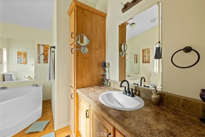 Master bath with tub