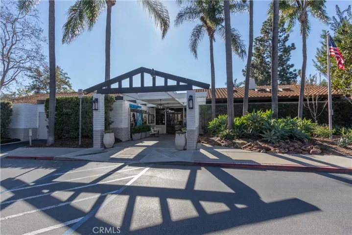 Nearby Montanoso Recreation Center with swimming, tennis and workout areas.