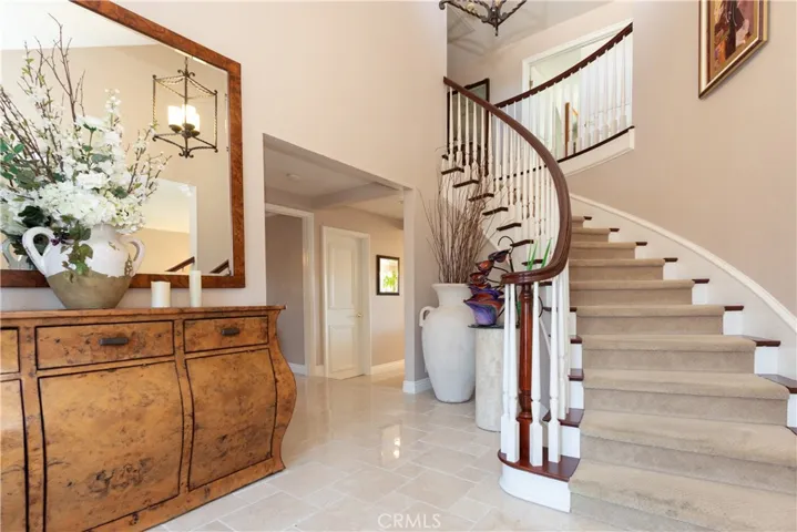 Sweeping staircase in the entry leads to 4 bedrooms upstairs.