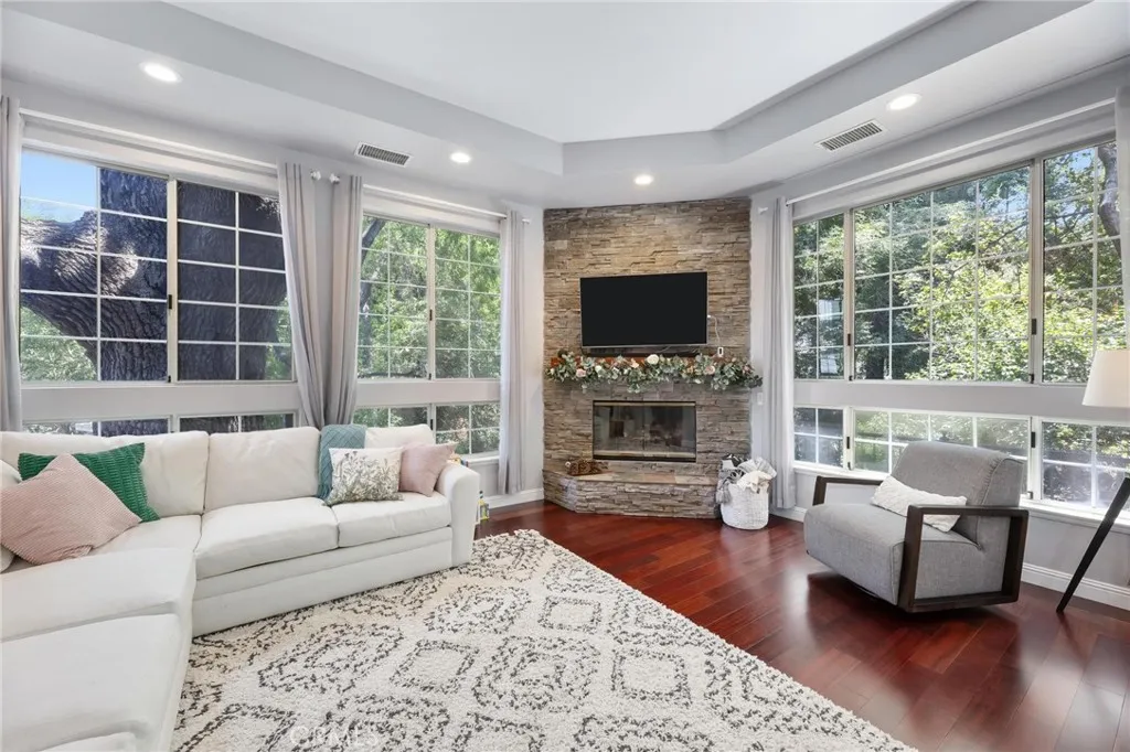 23163 Mulholland Drive Unit 6, Woodland Hills, California 91364 home-pic-3