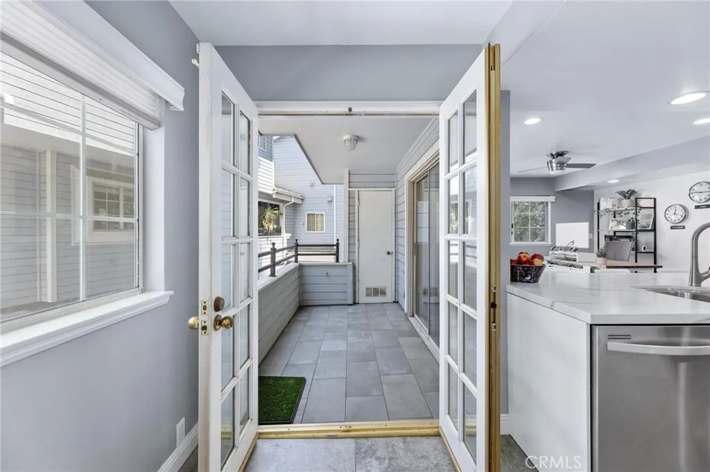 23163 Mulholland Drive Unit 6, Woodland Hills, California 91364 home-pic-14
