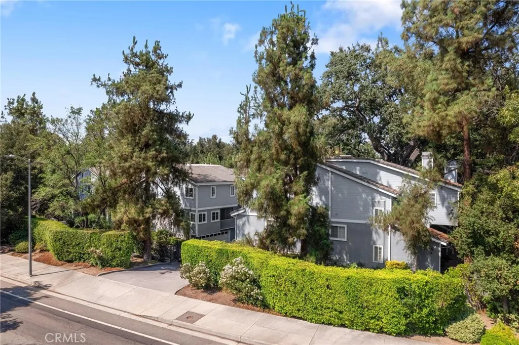 23163 Mulholland Drive Unit 6, Woodland Hills, California 91364 home-pic-2