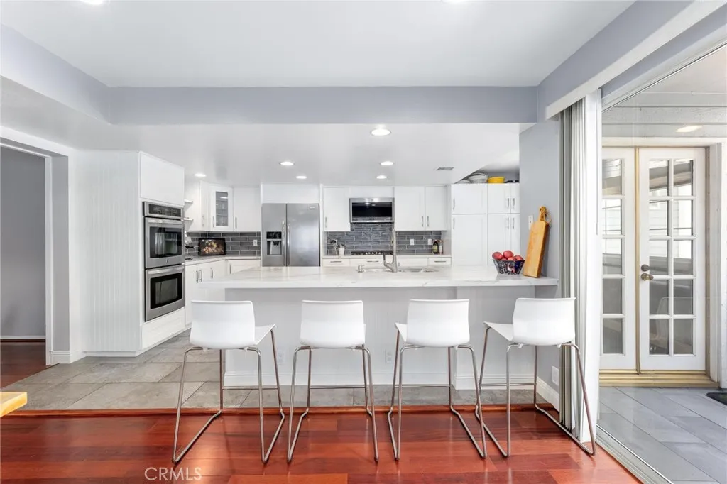 23163 Mulholland Drive Unit 6, Woodland Hills, California 91364 home-pic-5