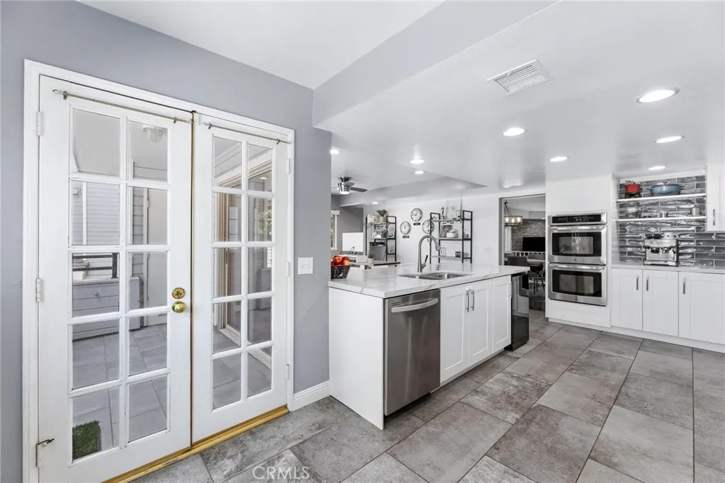 23163 Mulholland Drive Unit 6, Woodland Hills, California 91364 home-pic-12