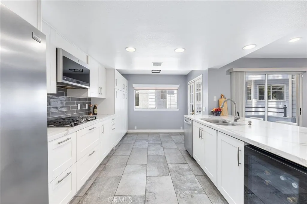 23163 Mulholland Drive Unit 6, Woodland Hills, California 91364 home-pic-7