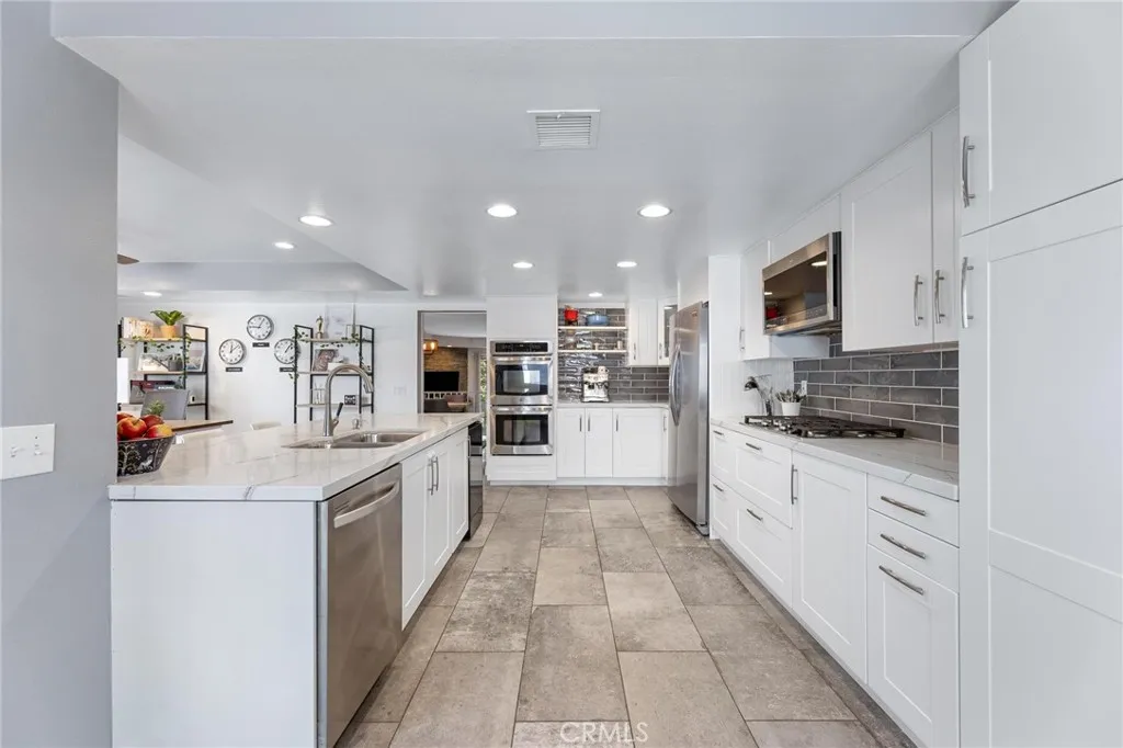 23163 Mulholland Drive Unit 6, Woodland Hills, California 91364 home-pic-6