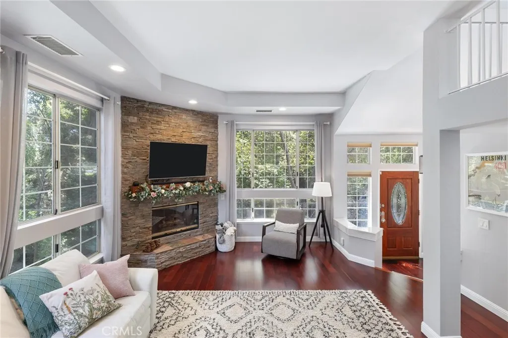 23163 Mulholland Drive Unit 6, Woodland Hills, California 91364 home-pic-1