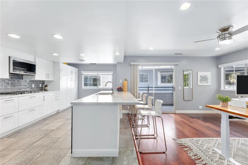 23163 Mulholland Drive Unit 6, Woodland Hills, California 91364 home-pic-8