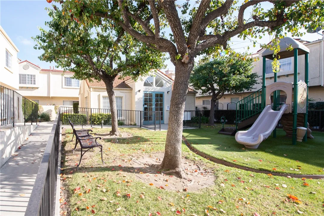 401 W 220th Street  home-pic-4
