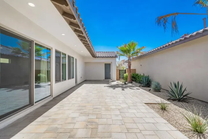 11-web-or-mls-JMPlatinumWay_2022_011