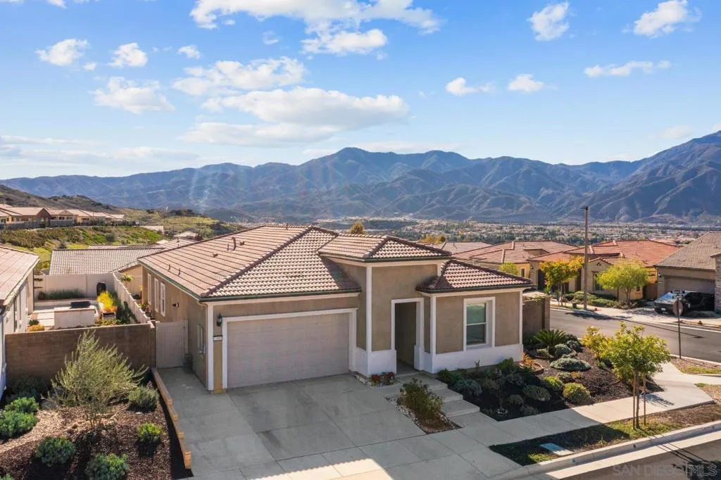 11885 Discovery Ct, Corona, California 92883 home-pic-1