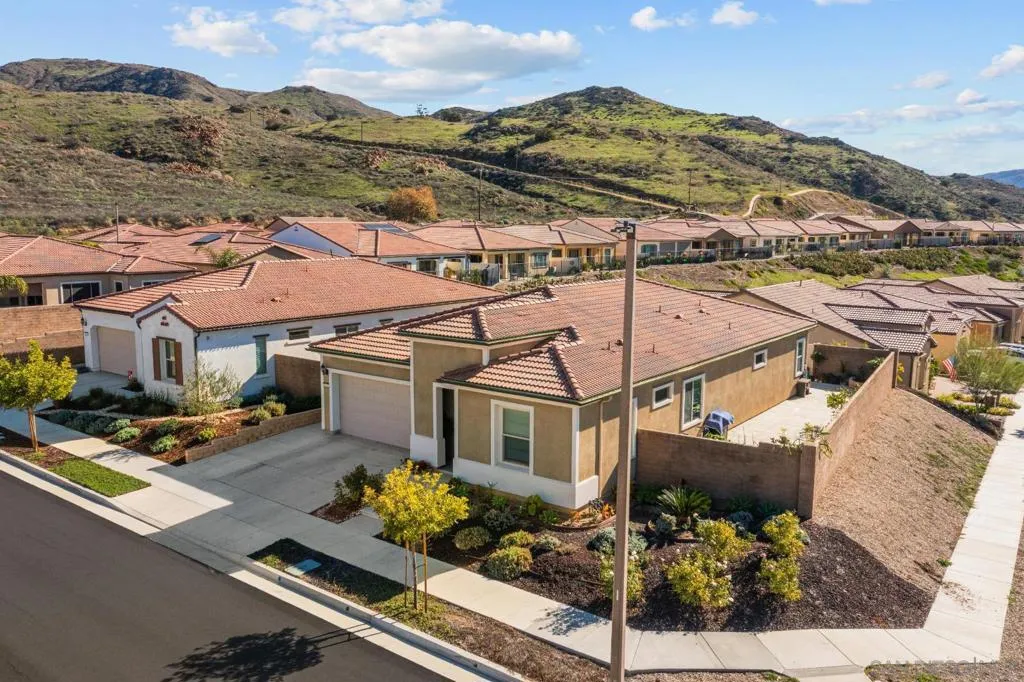 11885 Discovery Ct, Corona, California 92883 home-pic-32
