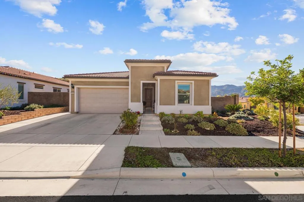 11885 Discovery Ct, Corona, California 92883 home-pic-2