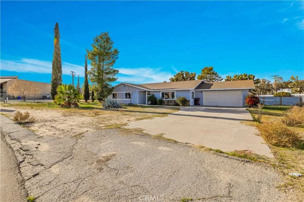7010 Airway Avenue, Yucca Valley, California 92284 home-pic-2