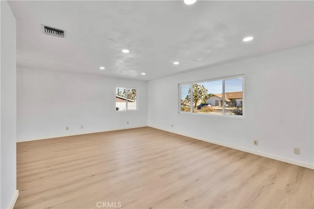 7010 Airway Avenue, Yucca Valley, California 92284 home-pic-5