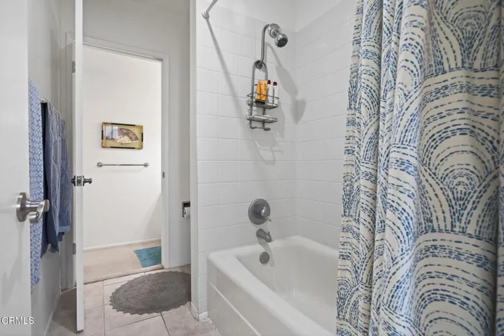 22-web-or-mls-Upmarketmedia_202Car-065