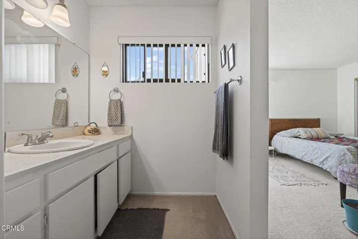 20-web-or-mls-Upmarketmedia_202Car-058