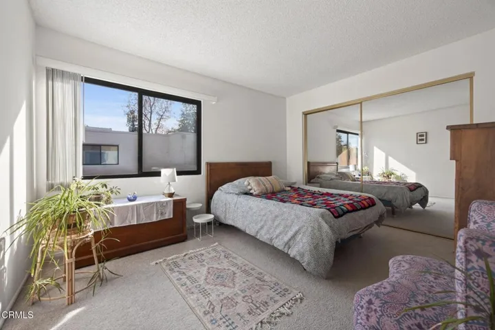 18-web-or-mls-Upmarketmedia_202Car-052