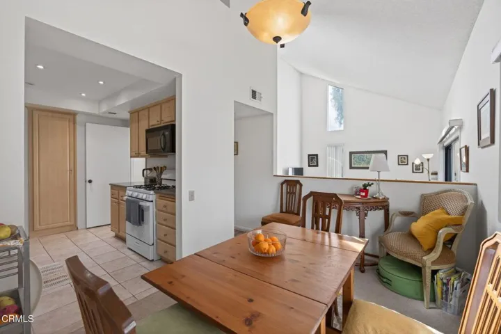 12-web-or-mls-Upmarketmedia_202Car-036