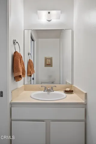 29-web-or-mls-Upmarketmedia_202Car-086