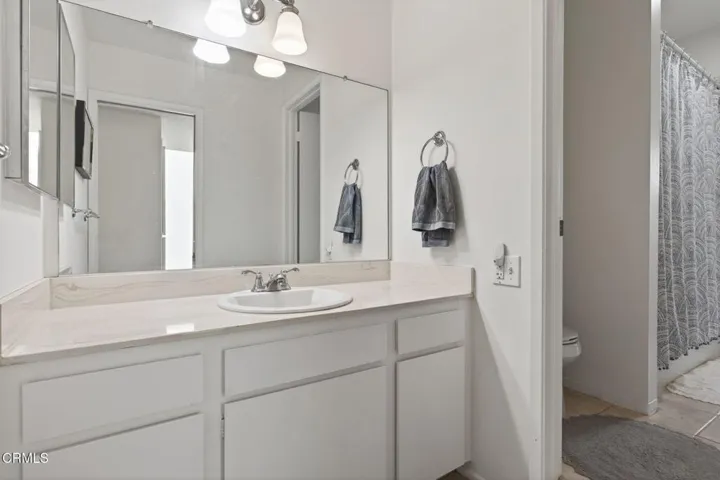 24-web-or-mls-Upmarketmedia_202Car-072