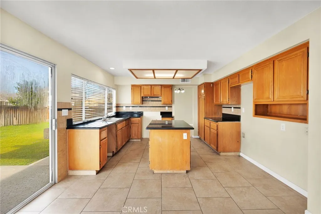 12734 Trotters Lane, Victorville, California 92392 home-pic-20