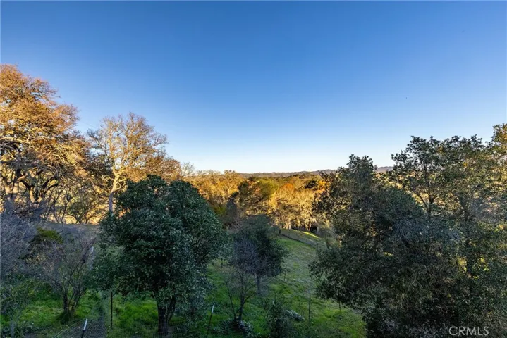Can you imagine eating meals while enjoying this view?