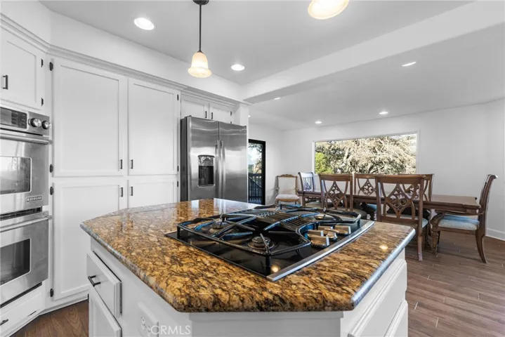 Gas cooktop in the island.