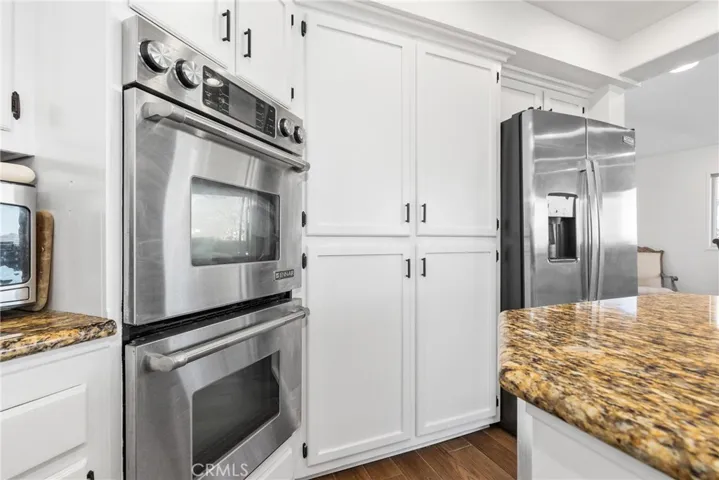 Whether you're cooking daily meals or hosting a large dinner party, double ovens are sure to make the task easier.