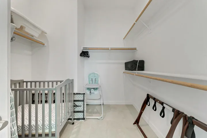 28 MASTER CLOSET MLS