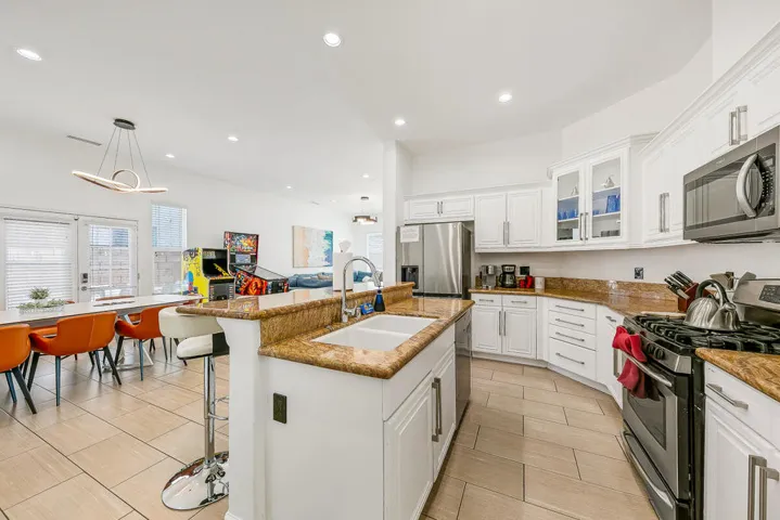 10 KITCHEN MLS