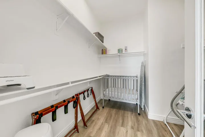 27 MASTER CLOSET MLS