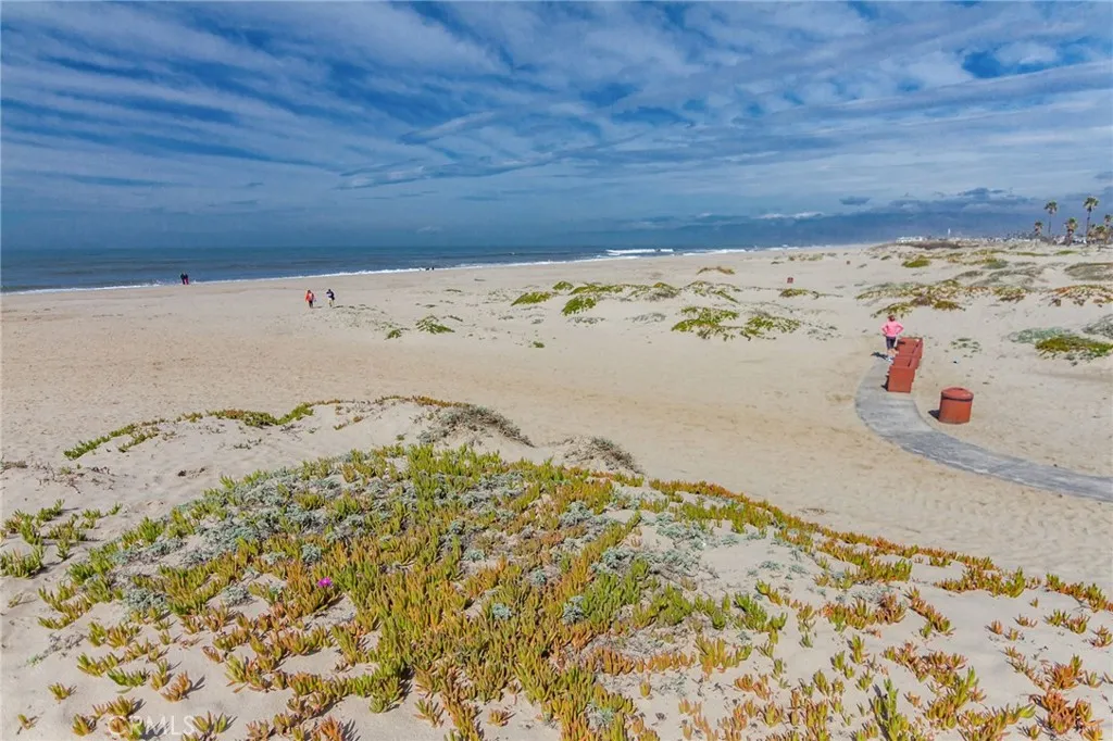 2033 Majorca Drive, Oxnard, California 93035 home-pic-38