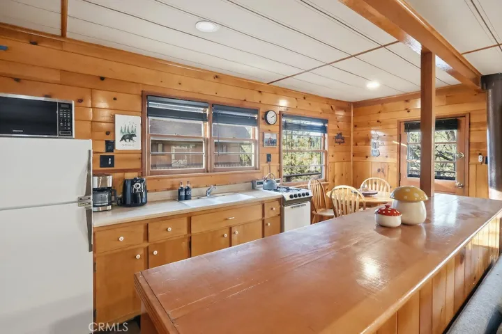 1053 Bruin, Fawnskin, California 92333