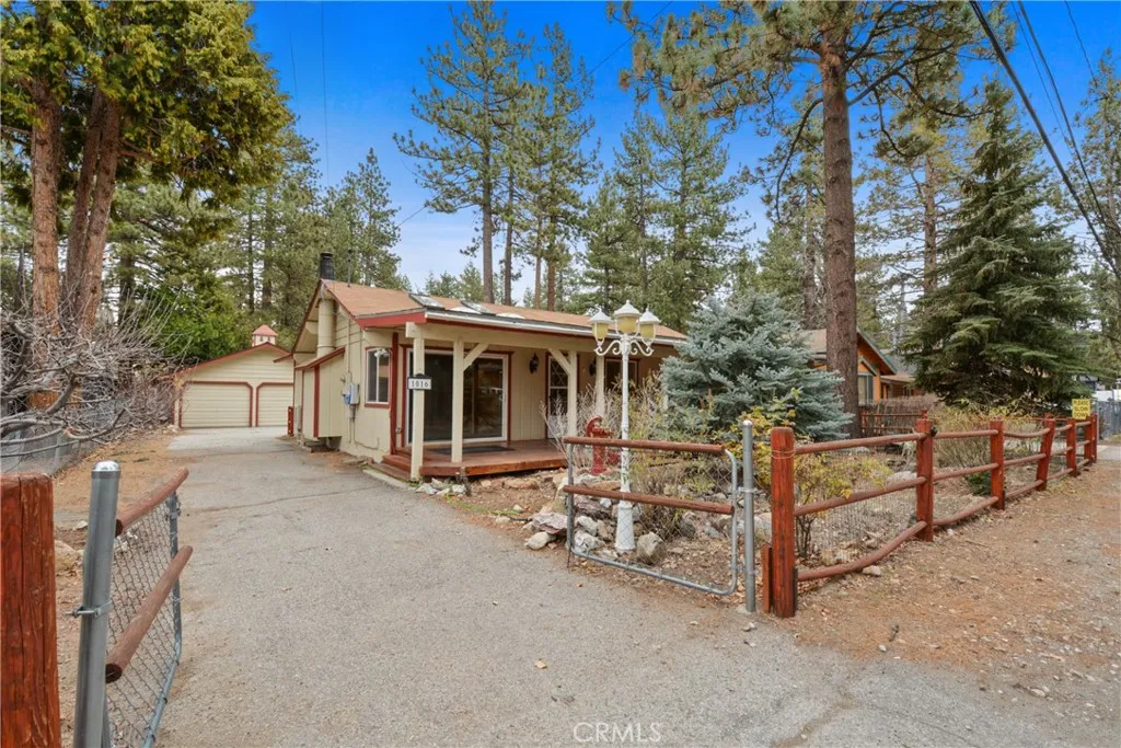 1016 Anita Avenue, Big Bear City, California 92314 home-pic-17