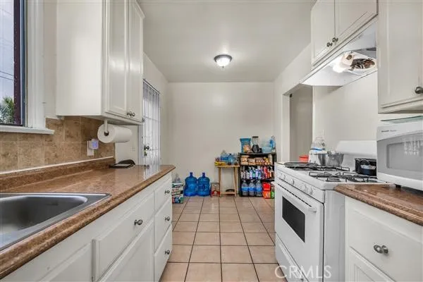 11012 Noble, San Fernando, California 91345
