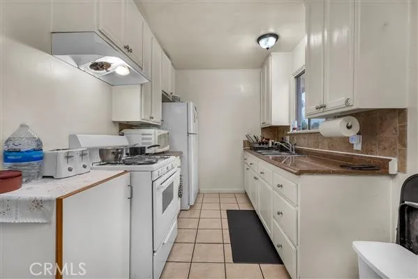 11012 Noble, San Fernando, California 91345