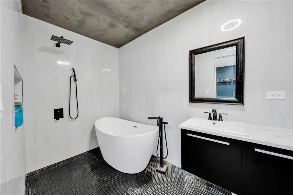 7044 Nestle Avenue, Reseda, California 91335 home-pic-18