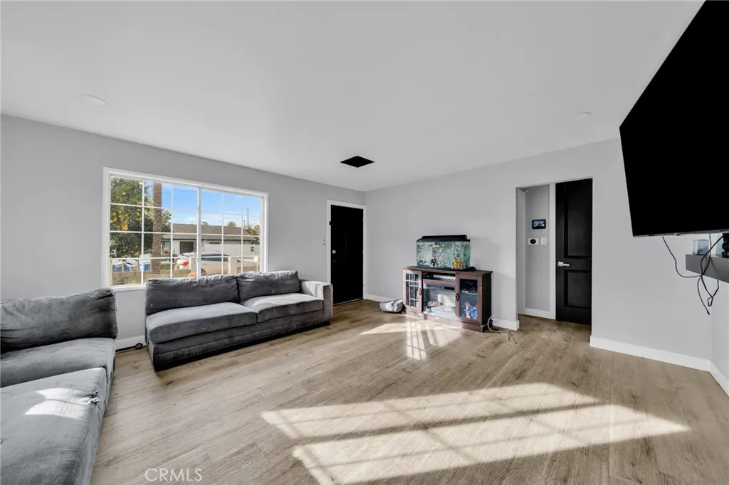 7044 Nestle Avenue, Reseda, California 91335 home-pic-5