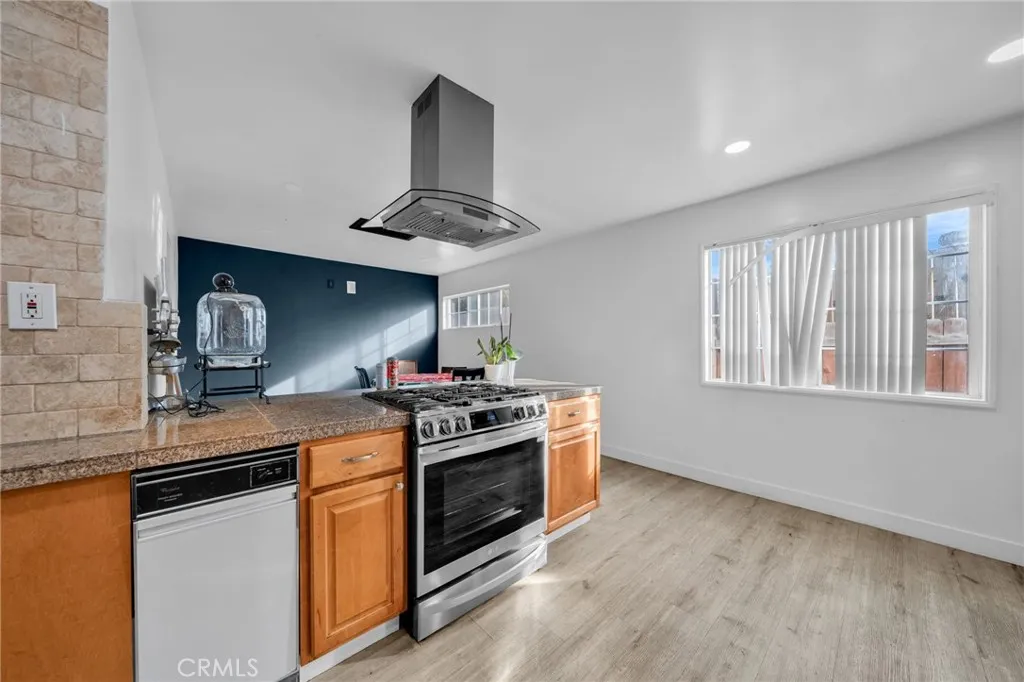 7044 Nestle Avenue, Reseda, California 91335 home-pic-7