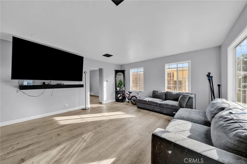 7044 Nestle Avenue, Reseda, California 91335 home-pic-4