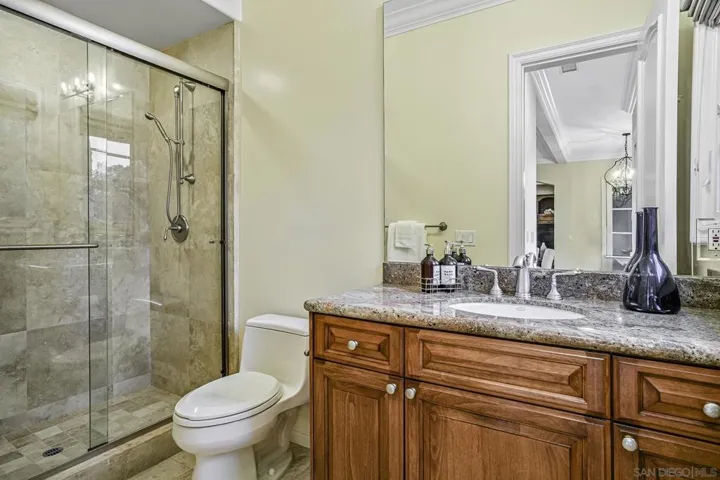 Full guest bathroom near kitchen, makes a great pool bathroom