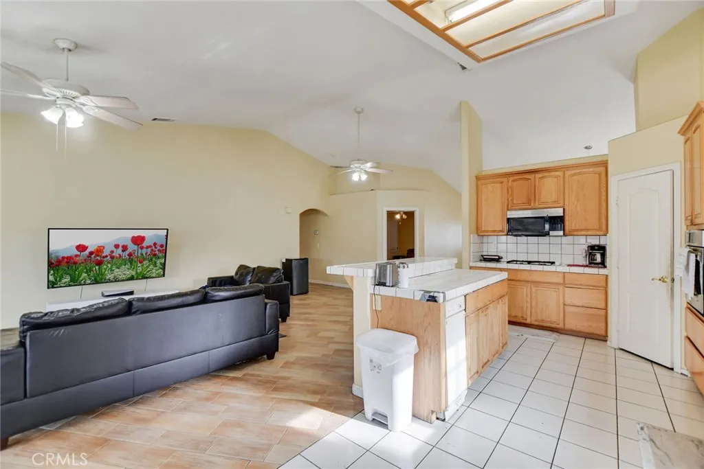 12794 Rain Shadow, Victorville, California 92395 home-pic-17